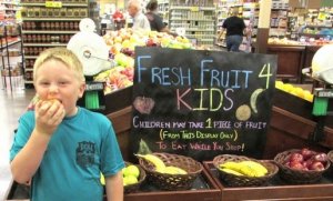 ESPECIAL CRIANÇAS: Supermercado dos EUA distribui frutas para as crianças